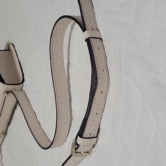 Guess Crossbody Purse - Picture 9 of 9